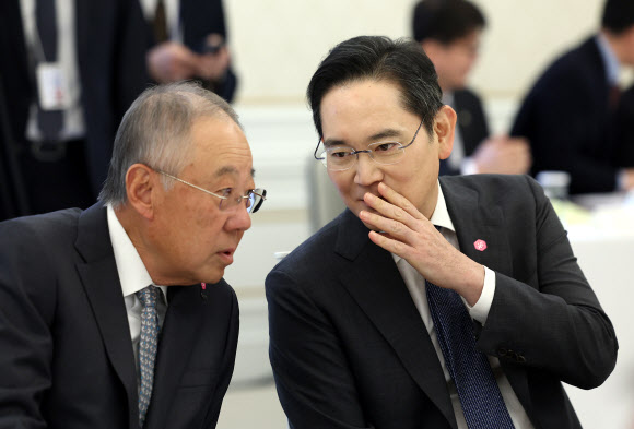 이재용 삼성전자 회장과 류진 한국경제인협회장이 4일 청와대에서 열린 ‘청년 일자리와 지방투자 확대를 위한 기업간담회’에서 대화하고 있다. 2026.2.4 연합뉴스