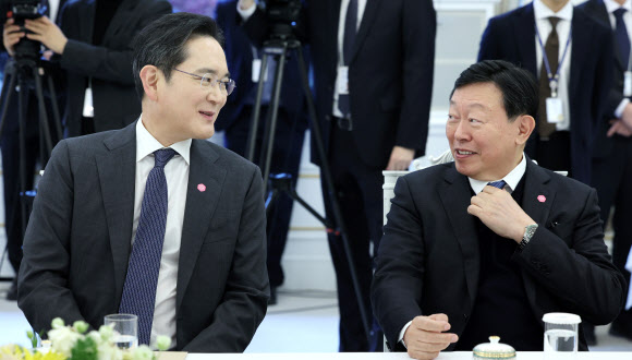 이재용 삼성전자 회장과 신동빈 롯데그룹 회장이 4일 청와대에서 열린 ‘청년 일자리와 지방투자 확대를 위한 기업간담회’에서 대화하고 있다. 2026.2.4 연합뉴스