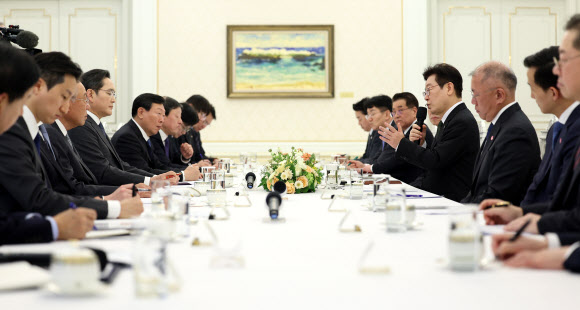 이재명 대통령이 4일 청와대에서 열린 ‘청년 일자리와 지방투자 확대를 위한 기업간담회’에서 발언하고 있다. 2026.2.4 연합뉴스