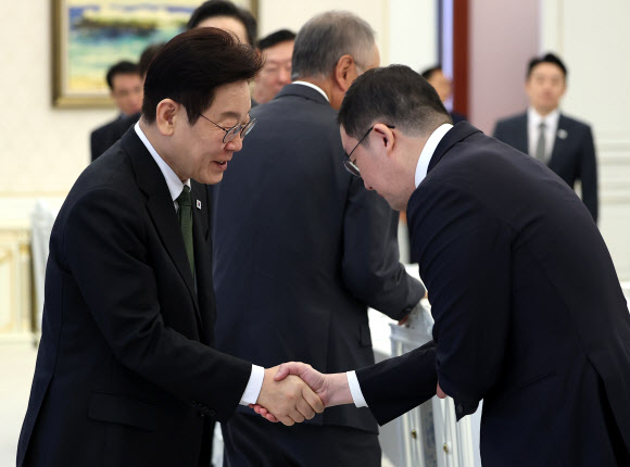 이재명 대통령이 4일 청와대에서 열린 ‘청년 일자리와 지방투자 확대를 위한 기업간담회’에 입장하며 구광모 LG그룹 회장과 인사하고 있다. 2026.2.4 연합뉴스