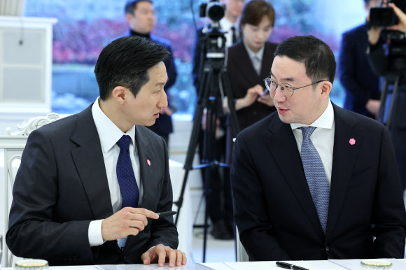 정기선 HD현대 회장과 구광모 LG그룹 회장이 4일 청와대에서 열린 ‘청년 일자리와 지방투자 확대를 위한 기업간담회’에서 대화하고 있다. 2026.2.4 연합뉴스