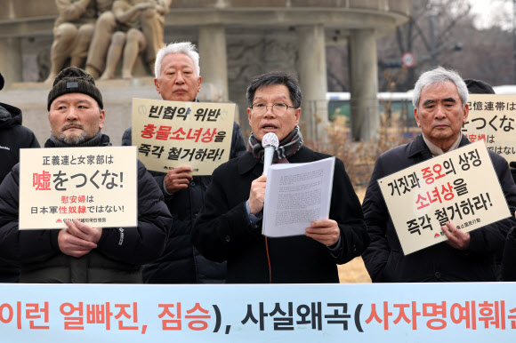 일본군 ‘위안부’ 피해자를 모욕한 혐의를 받는 김병헌 위안부법폐지운동본부 대표가 4일 청와대 인근에서 자신을 비판한 이재명 대통령에게 사과를 요구하는 기자회견을 하고 있다. 이 대통령은 이 단체의 활동에 대해 “얼빠진 사자명예훼손”, “짐승은 사람으로 만들든지 격리해야 한다”고 강하게 비판한 바 있다.  오른쪽부터 이영훈 전 서울대 교수, 김 대표, 류석춘 전 연세대 교수. 2026.2.4. 연합뉴스