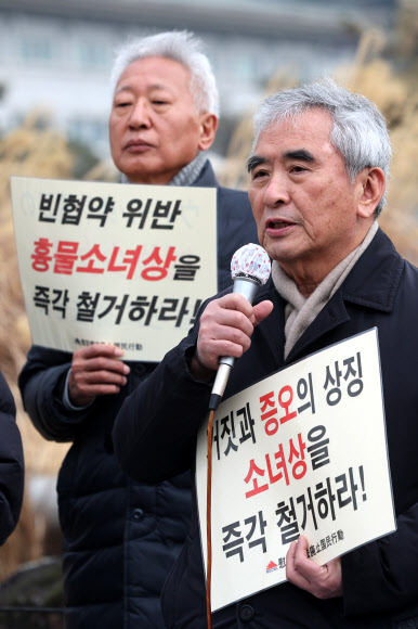 이영훈 전 서울대 경제학과 교수가 4일 청와대 인근에서 열린 위안부법폐지운동본부 활동을 비판한 이재명 대통령에게 사과를 요구하는 기자회견에서 발언하고 있다. 이 대통령은 이 단체의 활동에 대해 “얼빠진 사자명예훼손”, “짐승은 사람으로 만들든지 격리해야 한다”고 강하게 비판한 바 있다. 왼쪽은 류석춘 전 연세대 사회학과 교수. 2026.2.4 연합뉴스