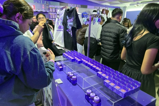 15일(현지시간) 멕시코 수도 멕시코시티 한복판 차풀테펙 공원 인근 한 건물에 마련된 방탄소년단(BTS) 팝업 스토어 ‘스페이스 오브 BTS 인 멕시코시티’(BTS POP UP:SPACE OF BTS IN MEXICO CITY)에서 팬들이 한정판 물품 등 굿즈를 살펴보고 있다. 2025.6.16 연합뉴스