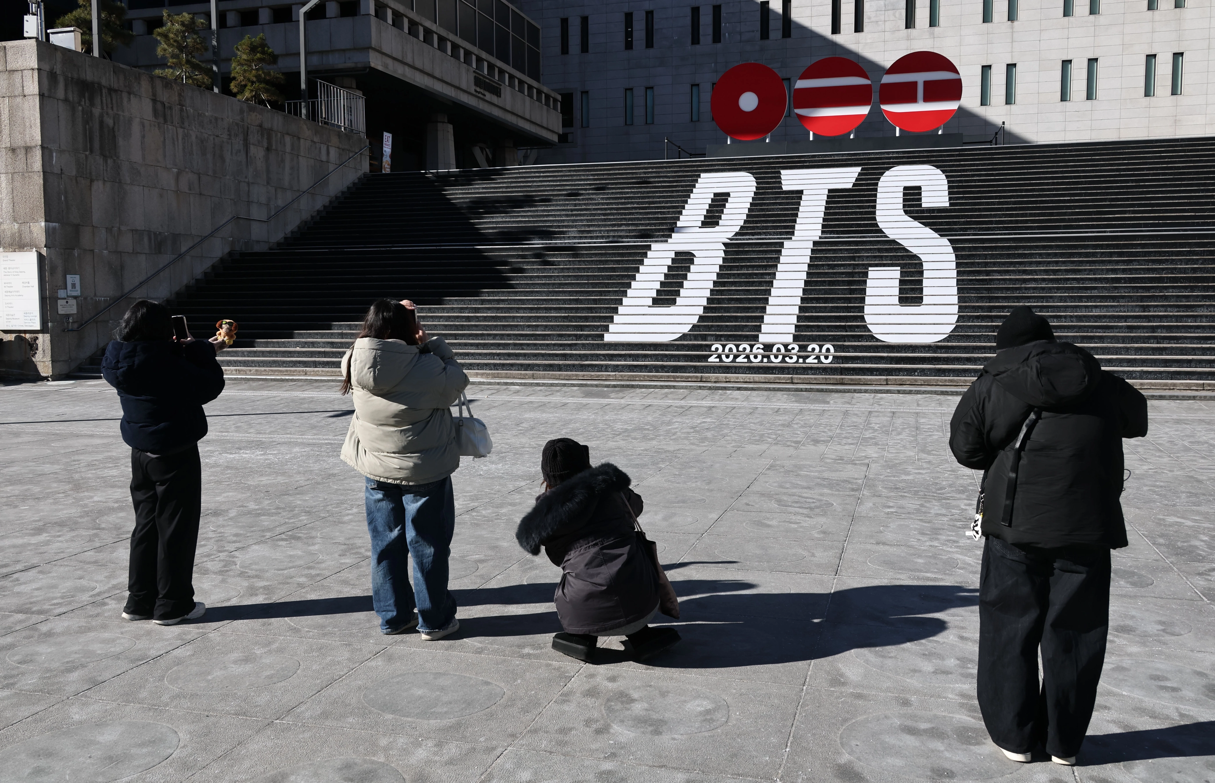 식지 않은 BTS 인기  22일 서울 종로구 세종문화회관 계단에서 외국인 관광객들이 오는 3월 3년 9개월 만에 ‘완전체’로 돌아오는 그룹 방탄소년단(BTS)의 컴백을 알리는 홍보물을 기념촬영하고 있다. 2026.1.22 연합뉴스