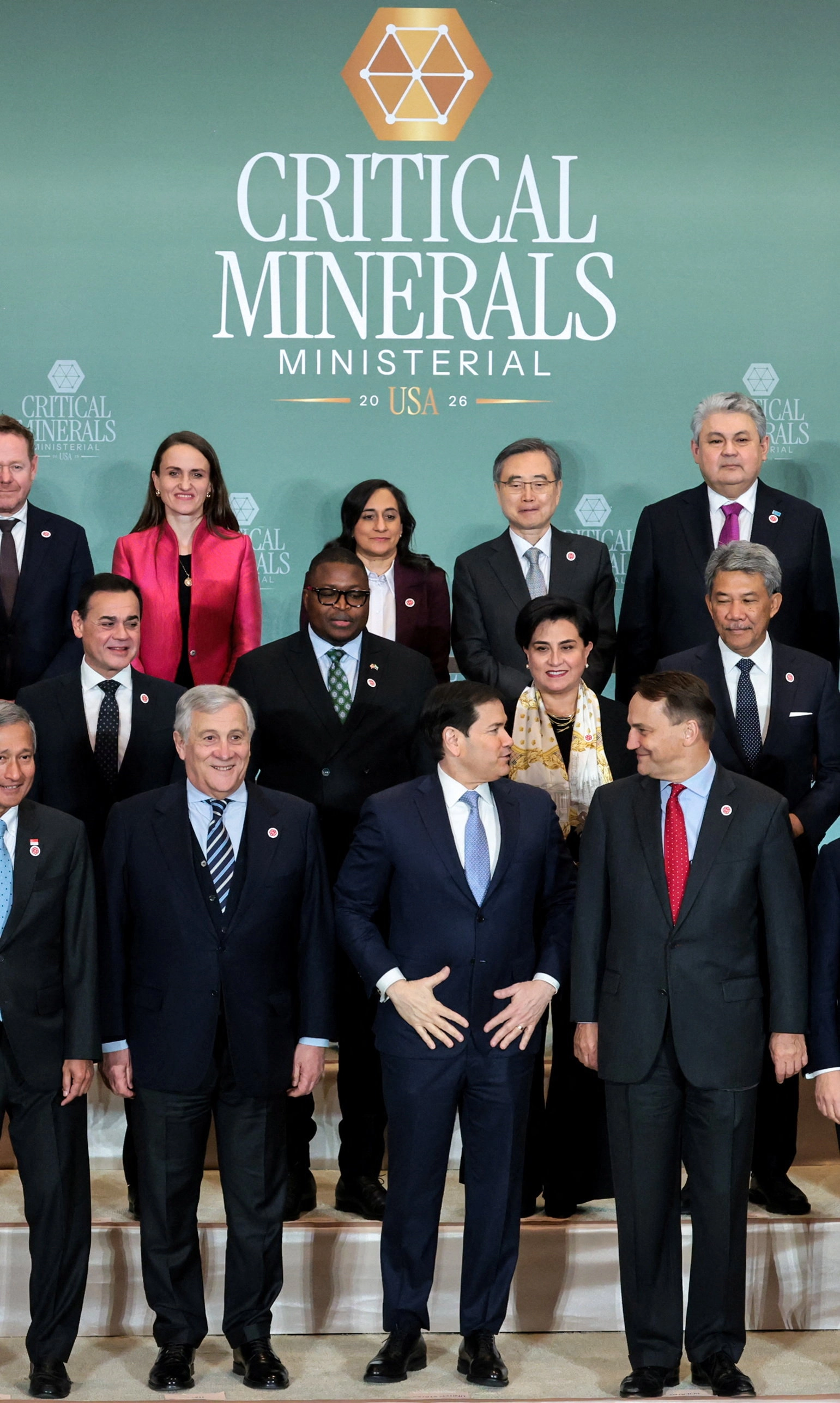 미국 국무장관 마코 루비오(앞줄 왼쪽 세번째)가 4일(수요일) 워싱턴 국무부에서 열린 ‘핵심광물 장관회의’ 단체 사진을 촬영하고 있다. 워싱턴DC AP 연합뉴스