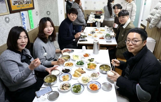 반값 여행을 시행하고 있는 강진군의 한 음식점에서 관광객들이 식사를 하고 있다. 강진군 제공.