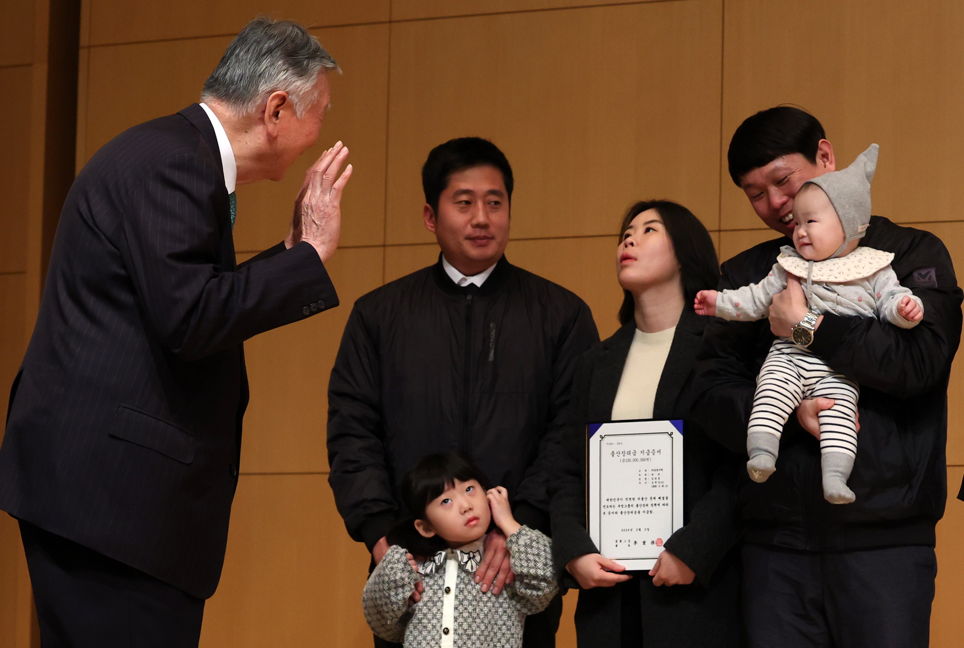‘안녕?’  이중근 부영그룹 회장이 5일 오전 서울 중구 부영 태평빌딩에서 열린 부영그룹 시무식에 참석해 출산장려금 지급에 앞서 한 아이와 인사를 나누고 있다. 2026.02.05. 뉴시스