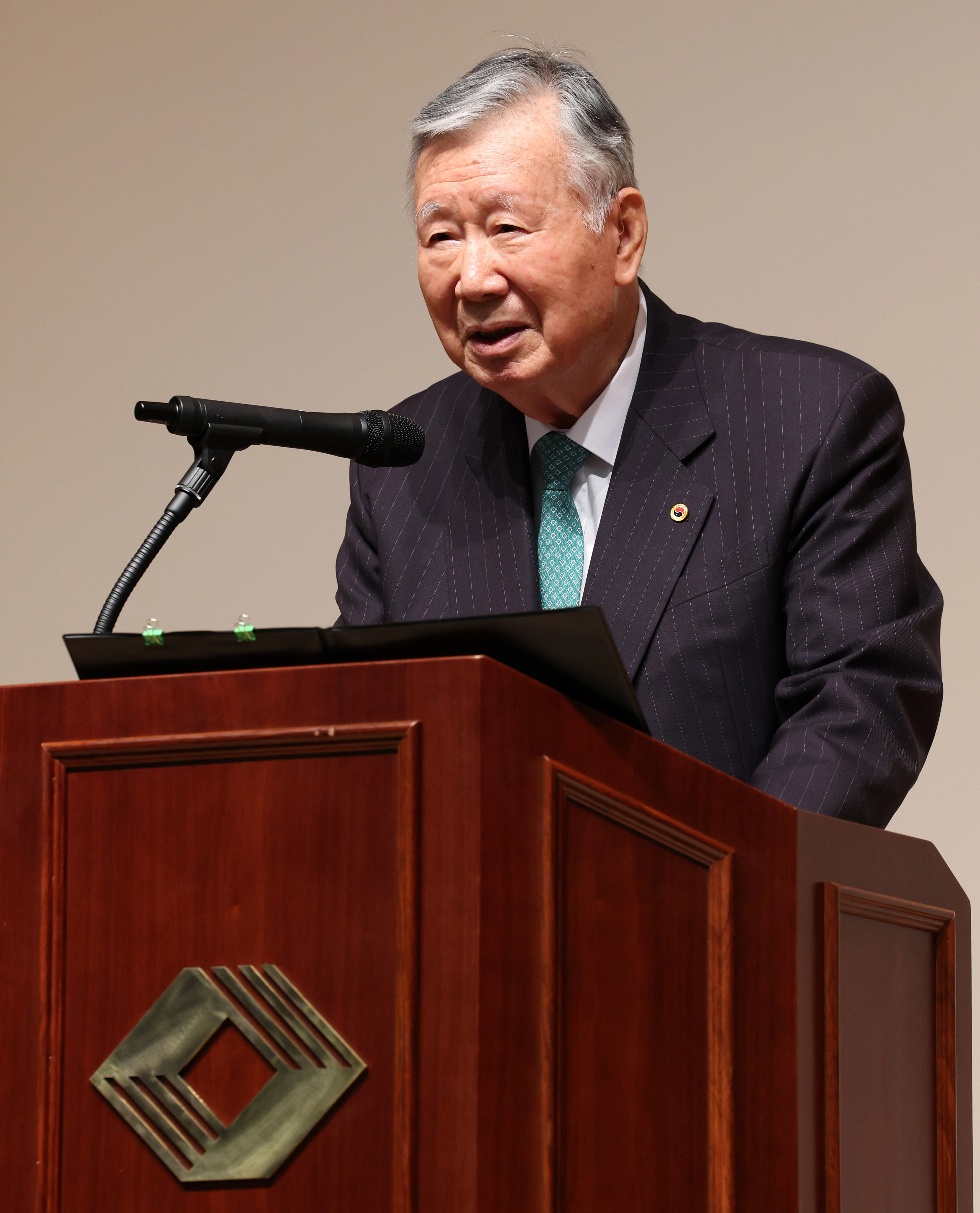 신년사 하는 이중근 부영그룹 회장  이중근 부영그룹 회장이 5일 오전 서울 중구 부영 태평빌딩에서 열린 부영그룹 시무식에 참석해 신년사를 하고 있다. 2026.02.05. 뉴시스