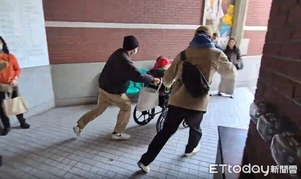 대만에서 68세 간병인이 102세 노인과 가족 몰래 혼인신고한 사실이 발각됐다. 노인의 자녀들은 간병인이 아버지의 막대한 재산을 노린다고 주장했다. 사진은 노인의 자녀들이 3일(현지시간) 타이중의 한 병원 앞에서 몸싸움 끝에 간병인과 아버지를 분리한 모습. 2026.2.5 ET투데이 캡처