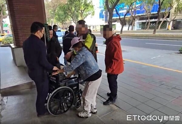 대만에서 68세 간병인이 102세 노인과 가족 몰래 혼인신고한 사실이 발각됐다. 노인의 자녀들은 간병인이 아버지의 막대한 재산을 노린다고 주장했다. 사진은 노인의 자녀들이 3일(현지시간) 타이중의 한 병원 앞에서 몸싸움 끝에 간병인과 아버지를 분리한 모습. 2026.2.5 ET투데이 캡처