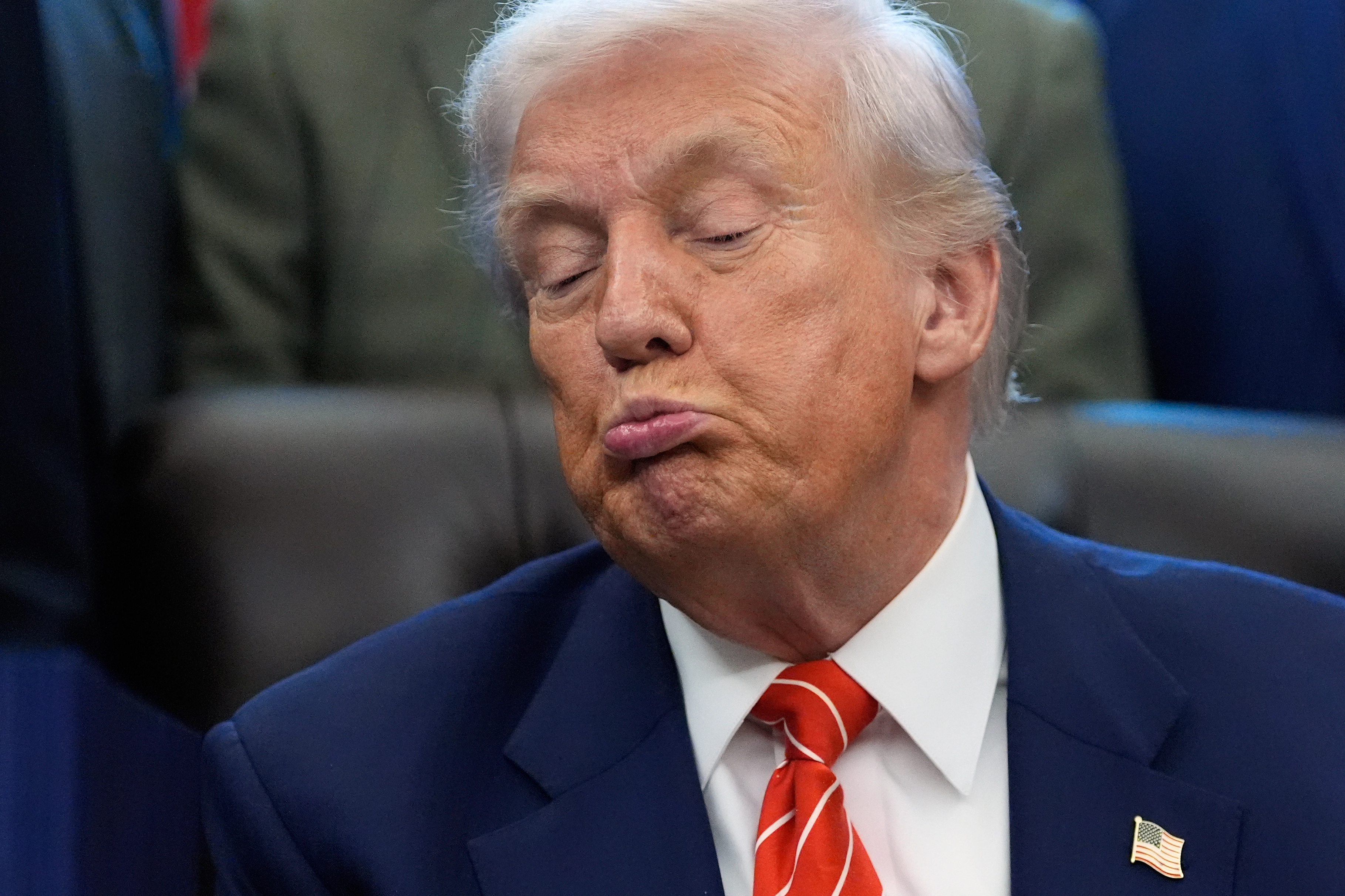 도널드 트럼프 미국 대통령이 3일(현지시간) 백악관 집무실에서 미 연방정부의 셧다운(일시적 업무정지)을 종료하는 예산안 서명을 앞두고 있다. 2026.2.3 워싱턴 AP 연합뉴스