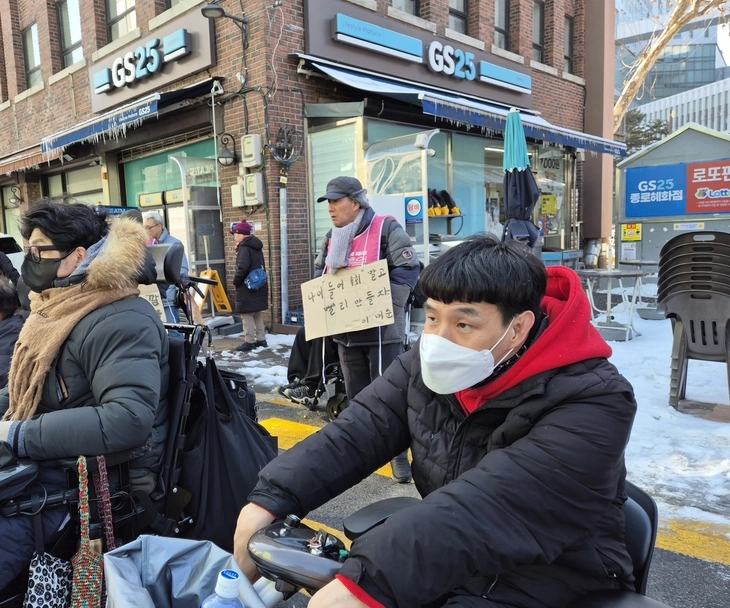전동스쿠터를 이용하는 뇌병변 장애인 이상용씨. 반영윤 기자