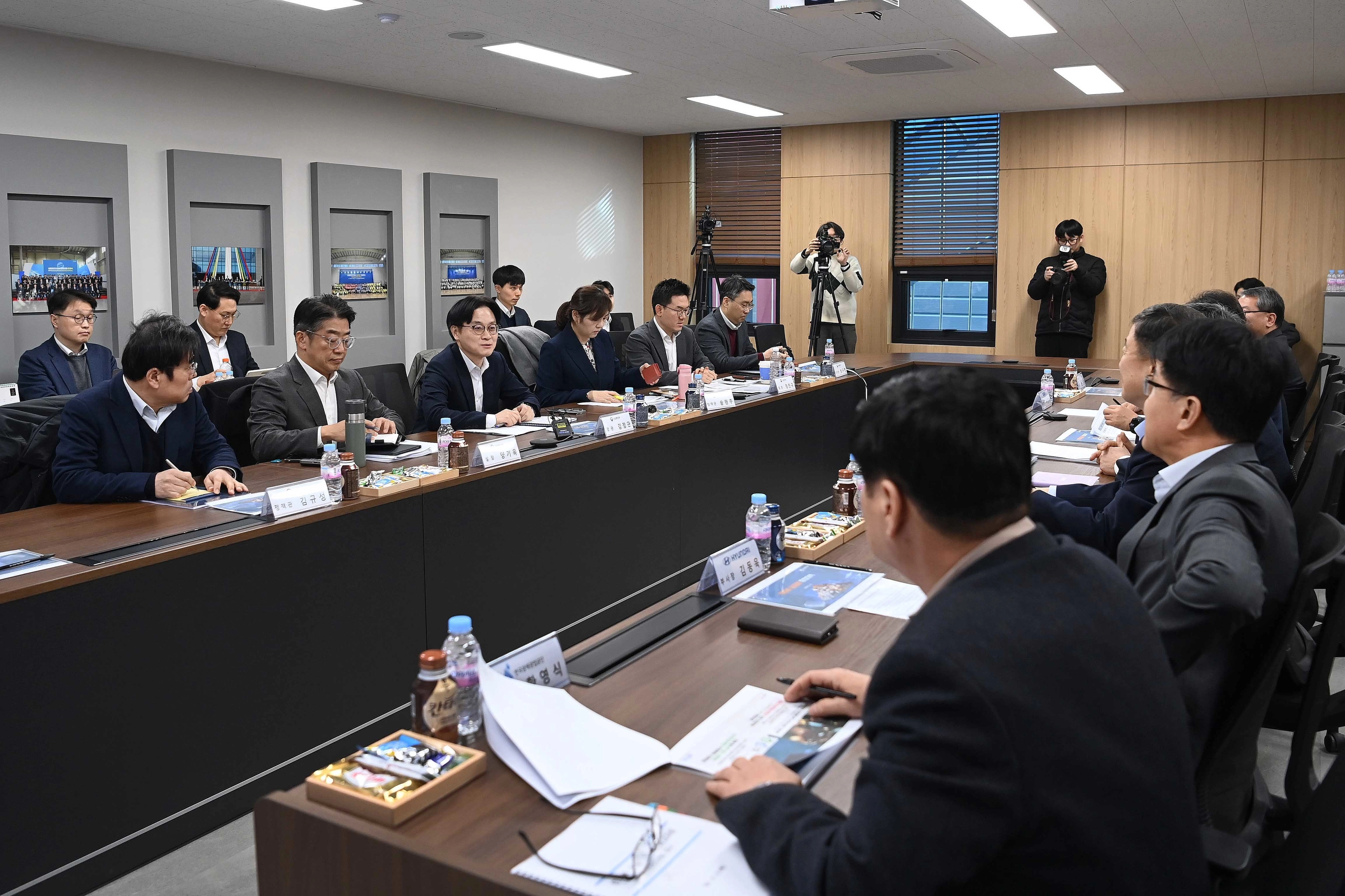 간담회 주재하는 김정관 장관  김정관 산업통상부 장관이 5일 오전 대구 달성군 성림첨단산업 현풍공장에서 열린 희토류 관련 기업 간담회를 주재하고 있다. 산업통상부 제공