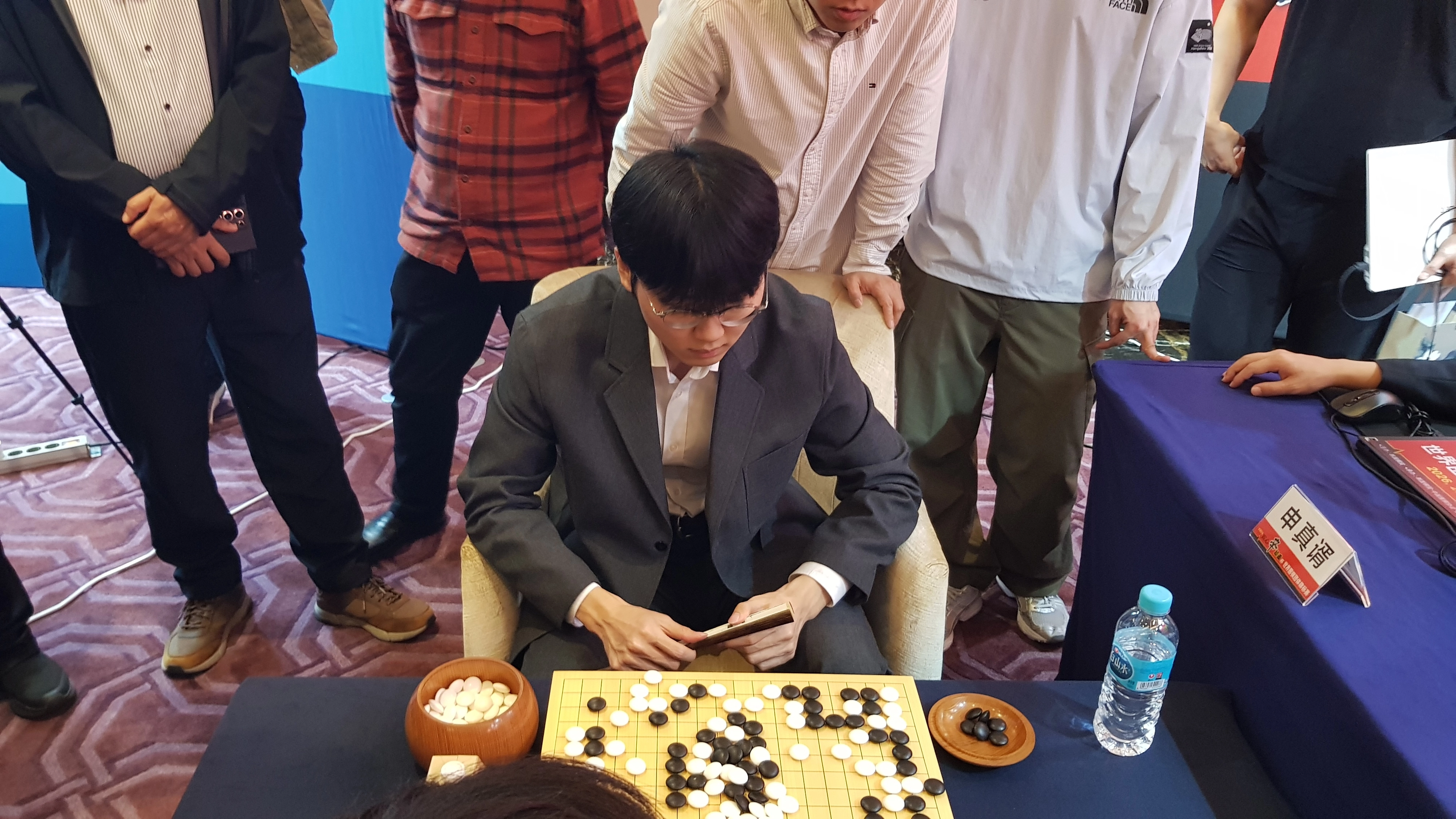 대국 후 복기하는 신진서 9단. 2026.2.5 선전 류재민 기자