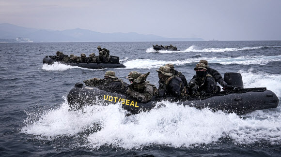 해군은 특수전전단 특전요원(UDT/SEAL)들이 지난 2일부터 강원도 동해안과 산악 일대에서 혹한기 훈련 중이라고 5일 밝혔다.  사진은 4일 동해안 일대에서 진행된 혹한기 훈련에 참여한 해군 특전요원들이 고무보트 장거리 항해 훈련을 하는 모습. 2026.2.5  해군 제공