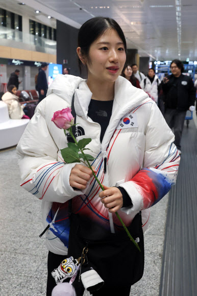 2026 밀라노·코르티나담페초 동계올림픽에 출전하는 피겨스케이팅 이해인이 4일(현지시간) 이탈리아 밀라노 말펜사 국제공항으로 입국해 팬에게 받은 꽃 한 송이를 들고 이동하고 있다. 2026.2.5  연합뉴스