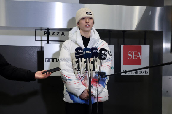 2026 밀라노·코르티나담페초 동계올림픽에 출전하는 피겨스케이팅 차준환이 4일(현지시간) 이탈리아 밀라노 말펜사 국제공항으로 입국해 취재진과 인터뷰하고 있다. 2026.2.5  연합뉴스