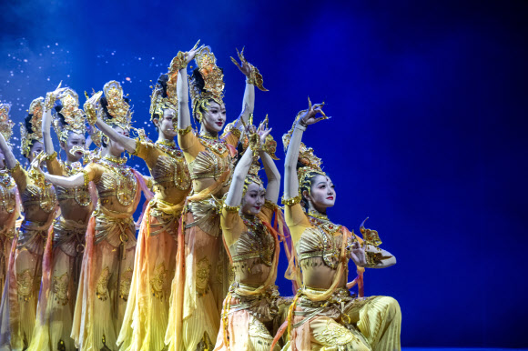 무용단이 4일(현지시간) 모로코 라바트의 모하메드 V 극장에서 중국 대사관이 주최한 설날 축하 행사에서 공연을 펼치고 있다. 이 행사는  17일 음력 설날을 앞두고 열렸다. EPA 연합뉴스