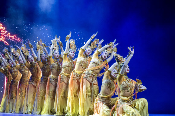 무용단이 4일(현지시간) 모로코 라바트의 모하메드 V 극장에서 중국 대사관이 주최한 설날 축하 행사에서 공연을 펼치고 있다. 이 행사는  17일 음력 설날을 앞두고 열렸다. EPA 연합뉴스