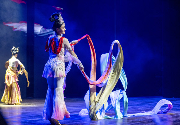 무용단이 4일(현지시간) 모로코 라바트의 모하메드 V 극장에서 중국 대사관이 주최한 설날 축하 행사에서 공연을 펼치고 있다. 이 행사는  17일 음력 설날을 앞두고 열렸다. EPA 연합뉴스