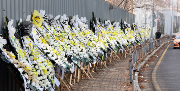 5일 서울 용산구 용산국제업무지구 부지 앞에 정부의 주택 공급대책에 항의하는 근조화환이 놓여 있다. 전일 1·29 대책 사업지를 방문한 김윤덕 국토교통부 장관은 주택 공급 대책 발표 이후 이어진 지자체와 주민 반대와 관련해 “앞으로 논의를 통해 이견을 좁혀 나가겠다”고 말했다. 2026.2.5  연합뉴스