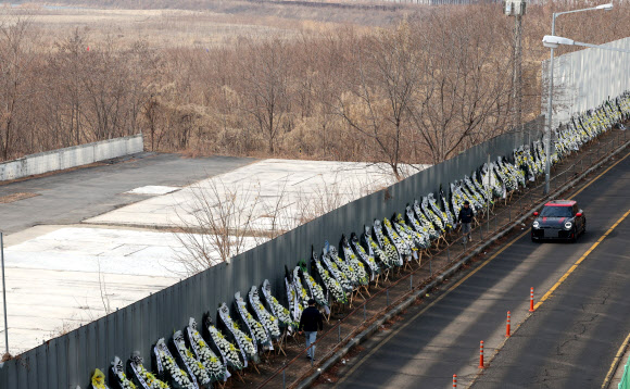 5일 서울 용산구 용산국제업무지구 부지 앞에 정부의 주택 공급대책에 항의하는 근조화환이 놓여 있다. 전일 1·29 대책 사업지를 방문한 김윤덕 국토교통부 장관은 주택 공급 대책 발표 이후 이어진 지자체와 주민 반대와 관련해 “앞으로 논의를 통해 이견을 좁혀 나가겠다”고 말했다. 2026.2.5  연합뉴스