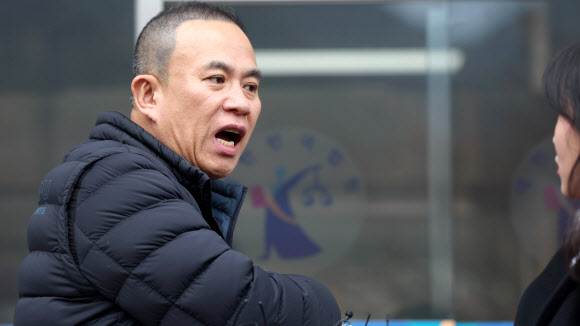 취재진 질문 답하는 명태균