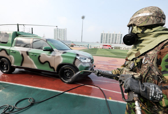 5일 경기도 오산종합운동장에서 ‘핵전하 사후관리 훈련’이 진행되고 있다. 육군 제51보병사단 혹한기 훈련의 일환으로 열린 이번 훈련에는 육군 제51보병사단 비룡여단, 화생방지원대, 의무근무대를 비롯해 해군2함대, 오산보건소, 오산소방서 등이 참여했다.  훈련은 인접 부대에 전술핵이 투하되어 피해가 발생한 상황을 가정해 진행됐다. 2026.2.5  연합뉴스