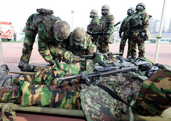 5일 경기도 오산종합운동장에서 ‘핵전하 사후관리 훈련’이 진행되고 있다. 육군 제51보병사단 혹한기 훈련의 일환으로 열린 이번 훈련에는 육군 제51보병사단 비룡여단, 화생방지원대, 의무근무대를 비롯해 해군2함대, 오산보건소, 오산소방서 등이 참여했다.  훈련은 인접 부대에 전술핵이 투하되어 피해가 발생한 상황을 가정해 진행됐다. 2026.2.5  연합뉴스