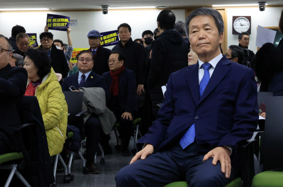 인권위, 김용원 상임위원 이임식...직원들은 피켓시위