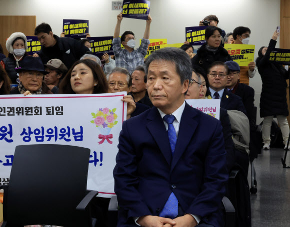 인권위, 김용원 상임위원 이임식...직원들은 피켓시위