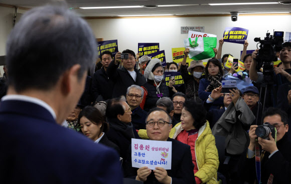 이임사 하는 김용원 상임위원...직원들은 피켓시위