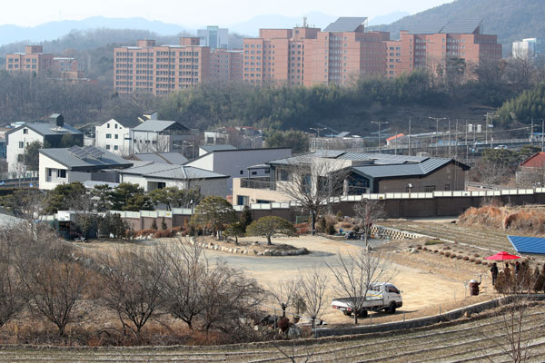 5일 오후 대구 달성군 유가읍 박근혜 전 대통령 사저 주변이 평소와 다름없이 조용한 모습이다. 전날 박 전 대통령의 대구 사저가 유튜브 채널 ‘가로세로연구소(가세연)’ 운영자 김세의 씨에 의해 가압류된 사실이 알려져 세간에 관심을 끌고 있다. 2026.2.5 뉴스1