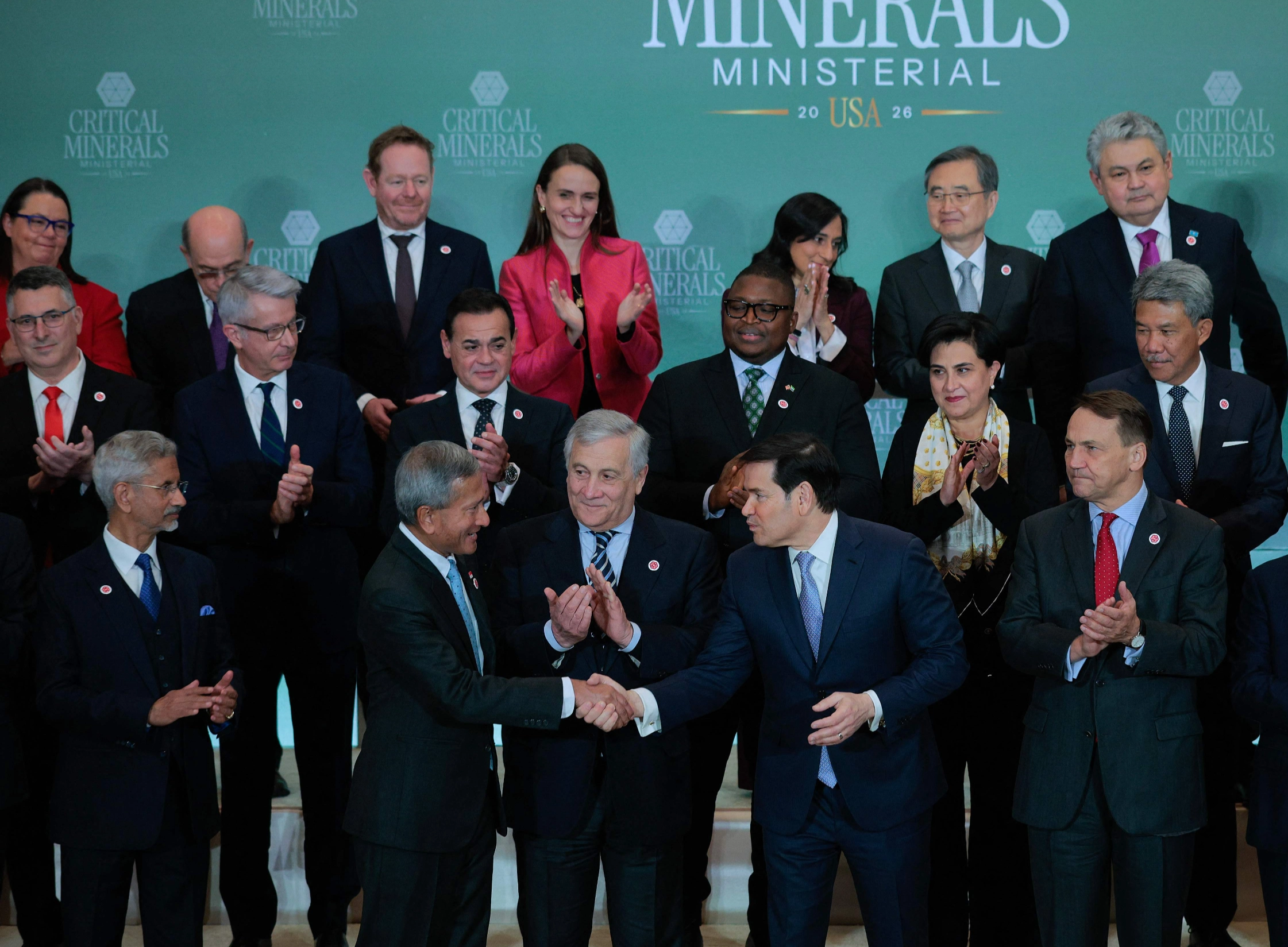 미국 워싱턴DC 국무부 청사에서 4일(현지시간) 열린 핵심광물 장관급 회의에서 마코 루비오(첫째 줄 오른쪽 두 번째) 미 국무장관이 조현(셋째 줄 오른쪽 두 번째) 외교부 장관 등 참석자들과 기념사진을 촬영한 뒤 악수하고 있다.
워싱턴DC AFP 연합뉴스