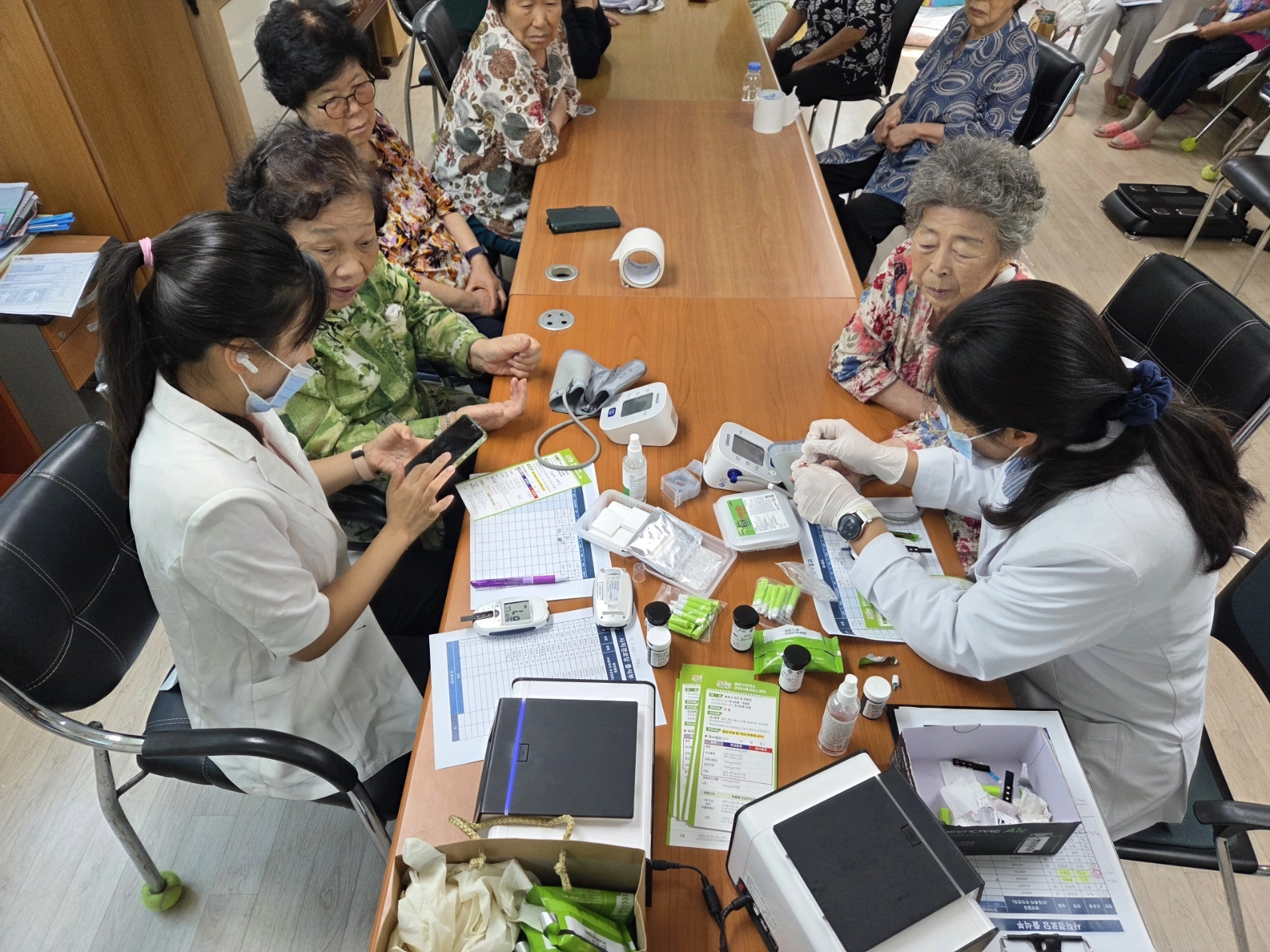 어르신들이 지난해 9월 종로보건소에서 혈압 검사를 받고 있다.
종로구 제공