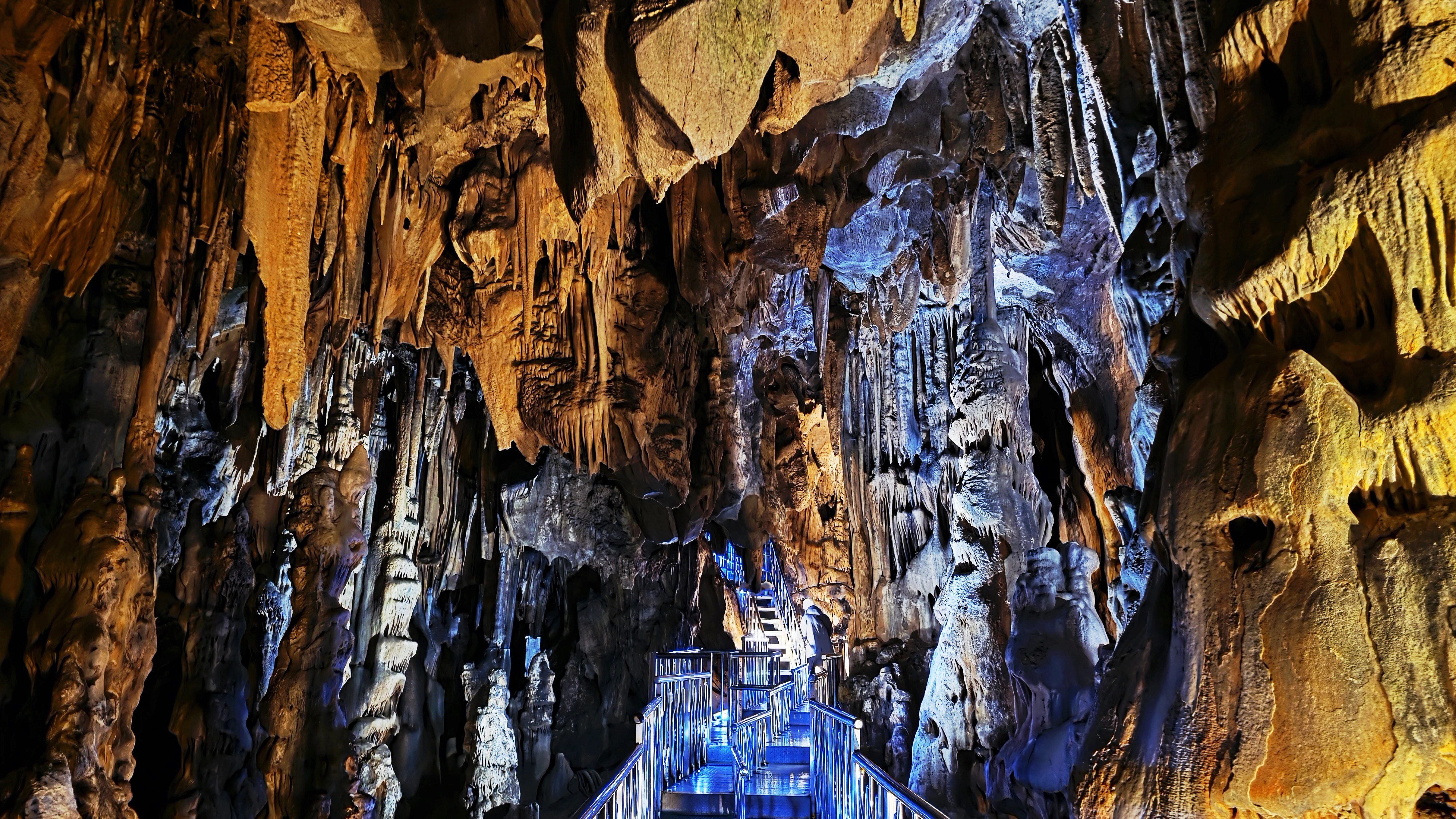 천연기념물인 성류굴.