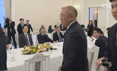이재명 대통령과 10대 그룹 총수의 간담회에서 정의선 현대차 회장이 이 대통령 자리에 잘못 앉을 뻔해 좌중의 웃음을 자아냈다. KTV 유튜브 캡처