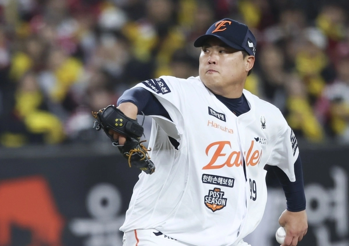 31일 대전 중구 한화생명볼파크에서 열린 2025 KBO 한국시리즈 5차전 LG 트윈스와 한화 이글스의 경기, 8회초 한화 구원투수 류현진이 공을 던지고 있다. 2025.10.31 뉴시스