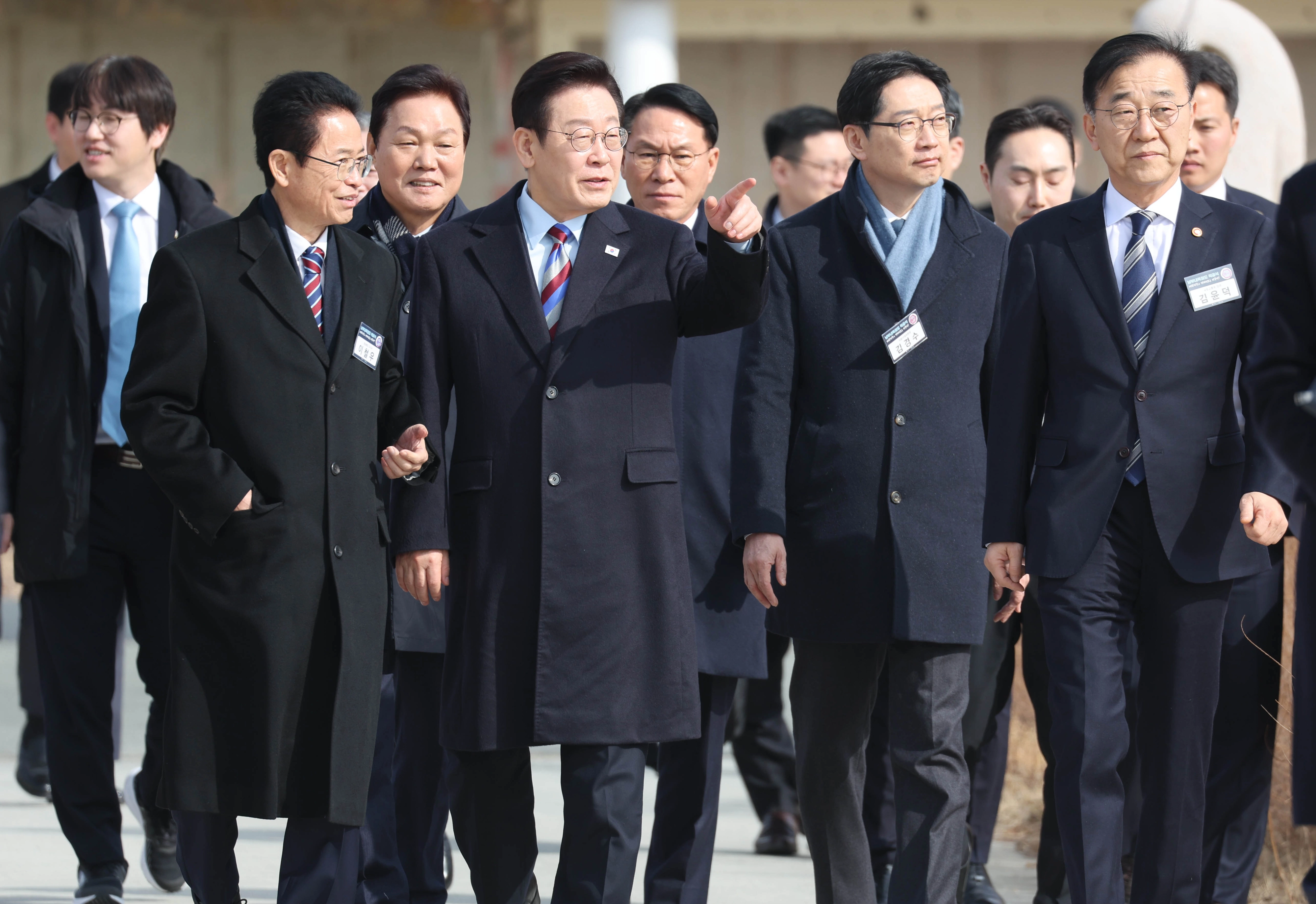 이재명 대통령이 6일 경남 거제시 견내량 인근에서 열린 남부내륙철도 착공식에 입장하고 있다.  앞줄 왼쪽부터 이철우 경북도지사, 이재명 대통령, 김경수 지방시대위원장, 김윤덕 국토교통부 장관. 2026.2.6 연합뉴스