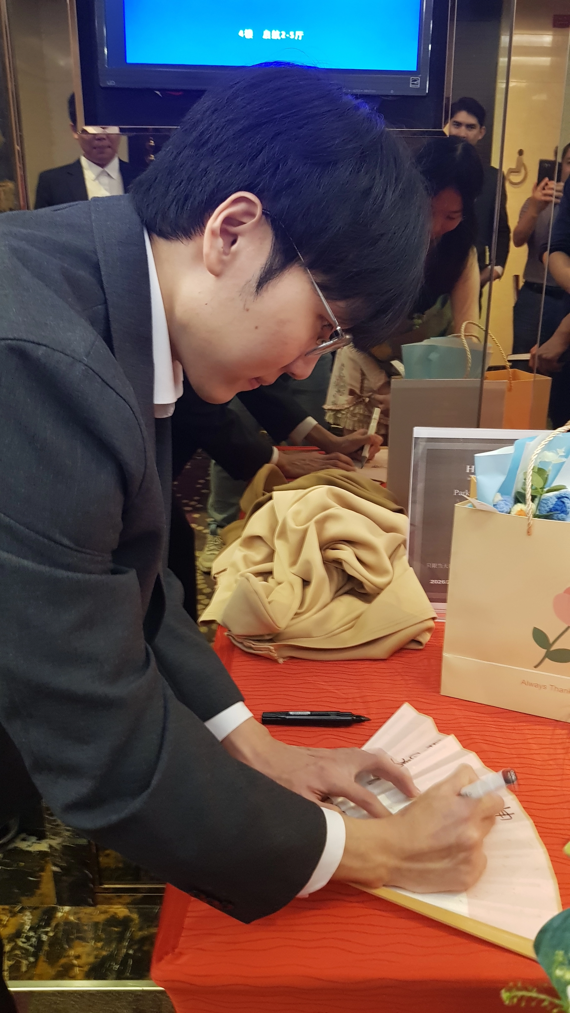 팬들에게 사인해주는 신진서 9단. 2026.2.6 선전 류재민 기자