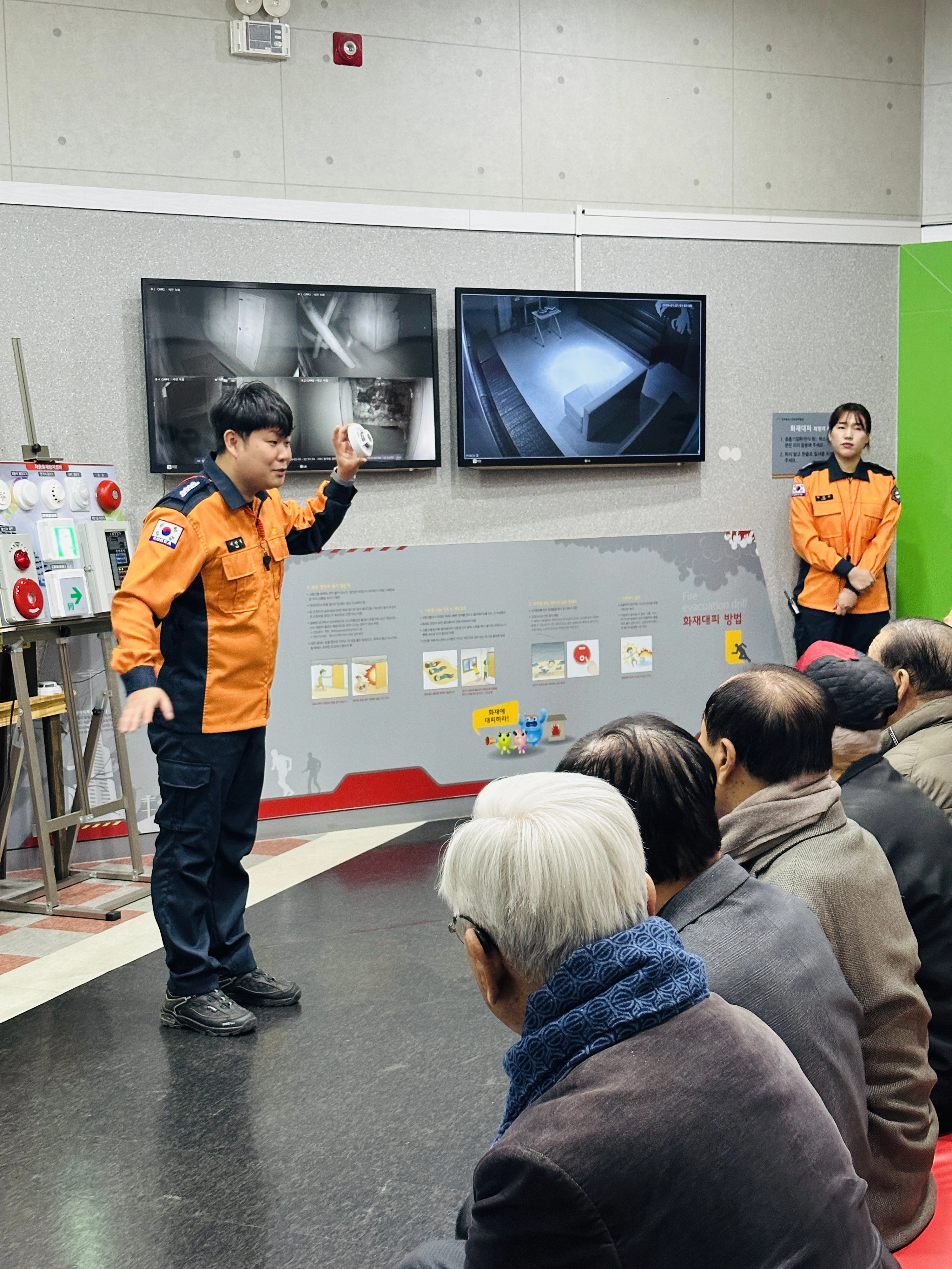 소방청이 지난 5일 전북 119안전체험관에서 어르신들을 대상으로 ‘시니어 소방안전체험 교육’을 하고 있다. 소방청 제공