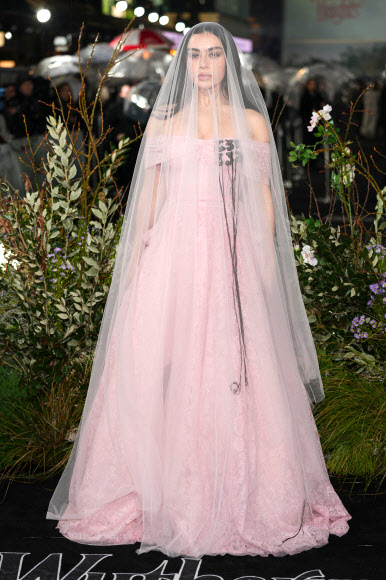 가수 찰리 xcx가 5일(현지시간) 영국 런던에서 열린 영화 ‘폭풍의 언덕’(Wurthering Heights) 시사회에 참석해 포즈를 취하고 있다. AP 연합뉴스 