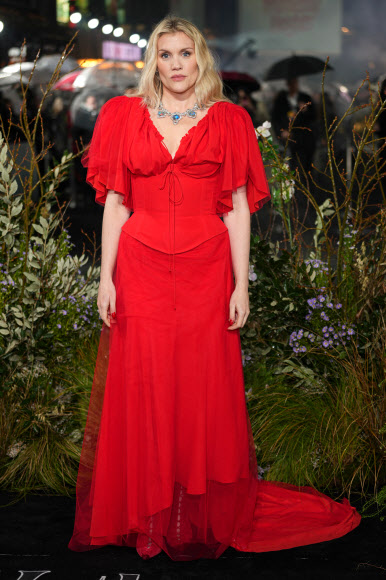 영화감독 에머랄드 펜넬이 5일(현지시간) 영국 런던에서 열린 영화 ‘폭풍의 언덕’(Wurthering Heights) 시사회에 참석해 포즈를 취하고 있다. AP 연합뉴스