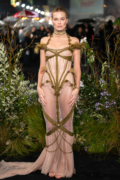 영화배우 마고 로비가 5일(현지시간) 영국 런던에서 열린 영화 ‘폭풍의 언덕’(Wurthering Heights) 시사회에 참석해 포즈를 취하고 있다. AP 연합뉴스