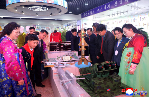 지난 5일 ‘지방변혁의 새시대와 산업미술’을 주제로 2.16 경축 평양시 산업미술전시회가 시작됐다고 조선중앙통신이 6일 보도했다. 2026.2.6  평양 조선중앙통신 연합뉴스