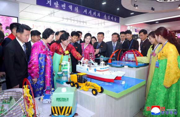 지난 5일 ‘지방변혁의 새시대와 산업미술’을 주제로 2.16 경축 평양시 산업미술전시회가 시작됐다고 조선중앙통신이 6일 보도했다. 2026.2.6  평양 조선중앙통신 연합뉴스