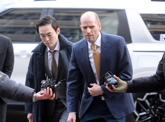 해롤드 로저스 쿠팡 한국 임시대표가 6일 국회 ‘쿠팡 사태 연석 청문회’에서 허위 증언을 한 혐의(국회증언감정법상 위증) 관련 조사를 받기 위해 서울 마포구 서울경찰청 반부패수사대에 출석하고 있다. 2026.2.6  연합뉴스