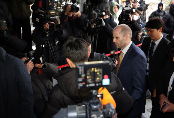 해롤드 로저스 쿠팡 한국 임시대표가 6일 국회 ‘쿠팡 사태 연석 청문회’에서 허위 증언을 한 혐의(국회증언감정법상 위증) 관련 조사를 받기 위해 서울 마포구 서울경찰청 반부패수사대에 출석하고 있다. 2026.2.6  연합뉴스