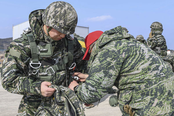 해병대 7여단 공정대대가 지난 5일 경북 포항시 북구에 있는 강하 훈련장에서 마린온헬기를 이용해 1500피트 상공에서 올해 첫 정기강하훈련을 하고 있다. 공정대원들은 훈련에 앞서 전투연병장과 교육훈련단에서 공수교육단에서 지상 숙달훈련과 모형탑,공수 시뮬레이터를 활용해 우발상황 발생 시 대처 요령을 숙달했다. 2026.2.6 해병대1사단제공